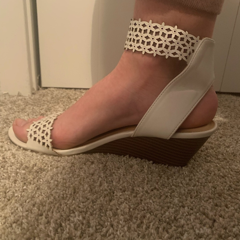 XoXo women’s wedges gentle used white floral.